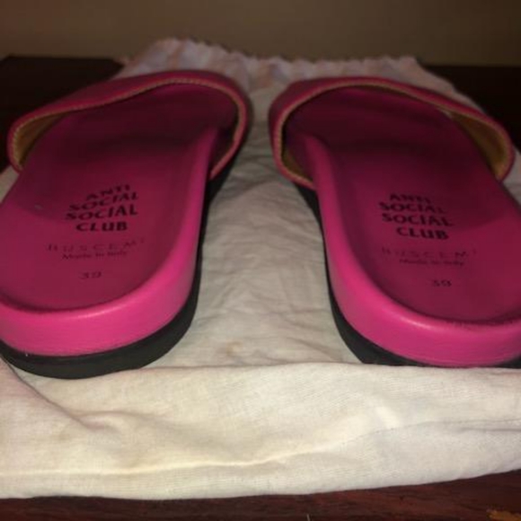 Size 9 Fuschia slides - Picture 2 of 6